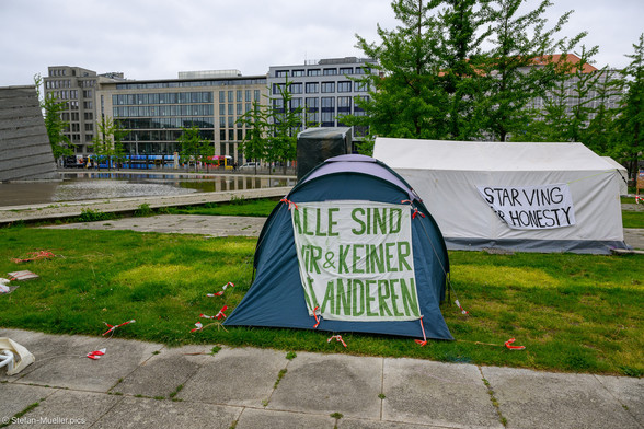 Hungerstreikcamp, Invalidenpark. Im Hintergrund die Klimatram. Berlin, 07.05.2024