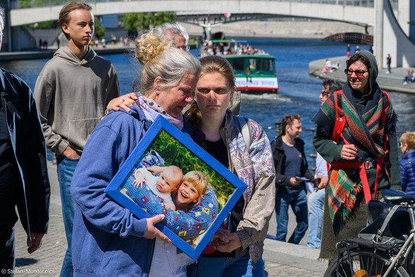 Tochter tröstet Mutter bei Schweigedemo für Hungerstreikende von „Hungern, bis Ihr ehrlich seid“ am Bundestag, Berlin, 12.05.2024