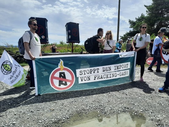 Menschen mit Banner: Stoppt den Import von Fracking-Gas!