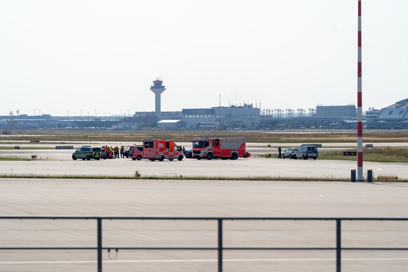 Der Frankfurter Flughafen mit Polizei & Rettungskräften auf dem Rollfeld.