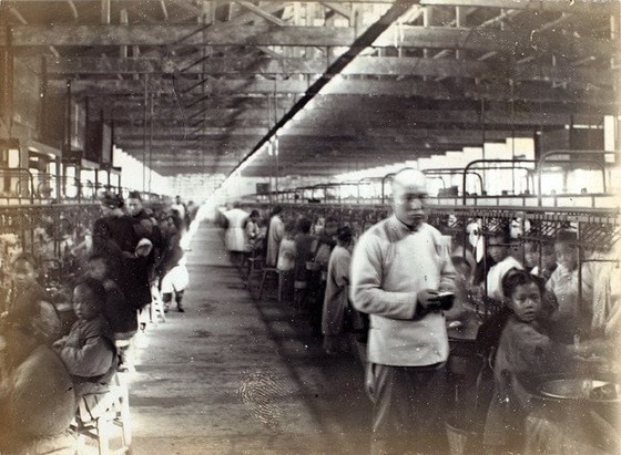 Enfants travaillant dans une usine de soie dévidant la soie des cocons. Shanghai 1900 [697x512] /u/blatherlikeme