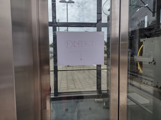 An die Tür eines Aufzuges am  Bahnhof wurde ein Blatt Papier, auf das handschriftlich mit rotem Filzstift 