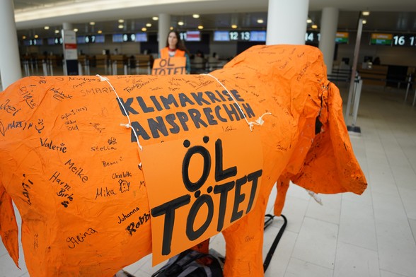 großer orangener gebastelter Elefant mit vielen Unterschriften auf dem steht Klimakrise ansprechen hat ein Schild umgehängt auf dem steht ÖL TÖTET