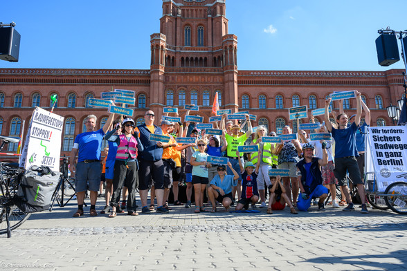 Fahrradfahrer*innen aus vielen betroffenen Gebieten in Berlin protestieren vor dem Roten Rathaus gegen den Stopp des Ausbaus des Radwegenetzes durch den CDU/SPD-Senat. Berlin, 08.09.2024