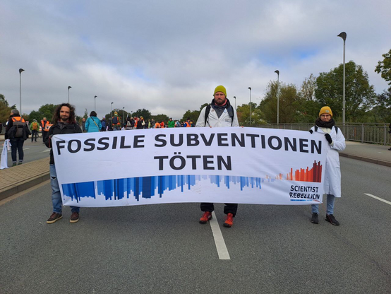 Menschen halten ein Banner: Fossile Subventionen töten